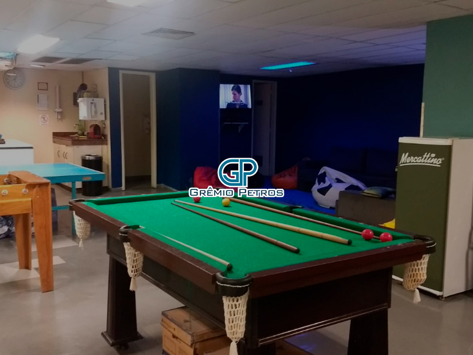 Fundo de Login do Grêmio Petros, uma sala com uma mesa de sinuca e uma televisão
